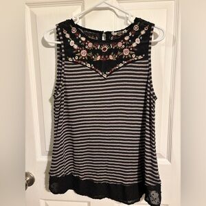 😍Gimmicks by BKE Black and White Striped Floral Blouse Size Medium